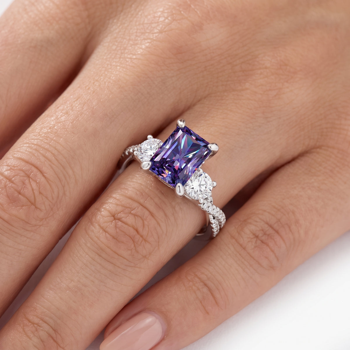 _lifestyle_image@SKU:RG948-LCXT02000004W #metal_10k-white-gold+origin_lab-created
