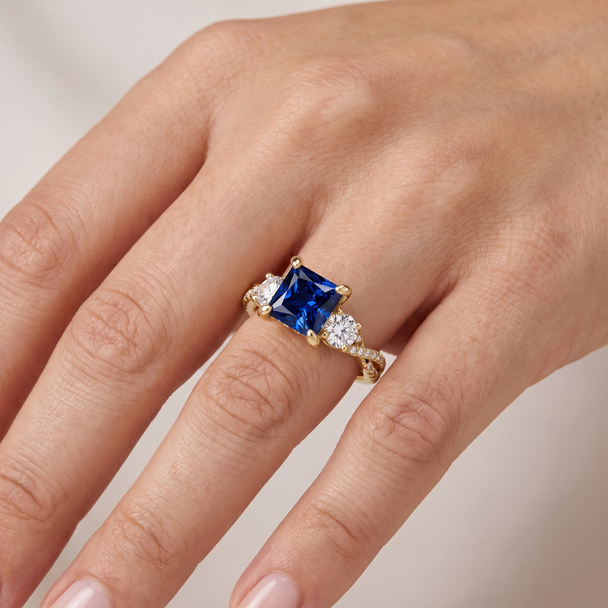 _lifestyle_image@SKU:RG948-NCSP02000004Y #metal_14k-yellow-gold+origin_lab-created