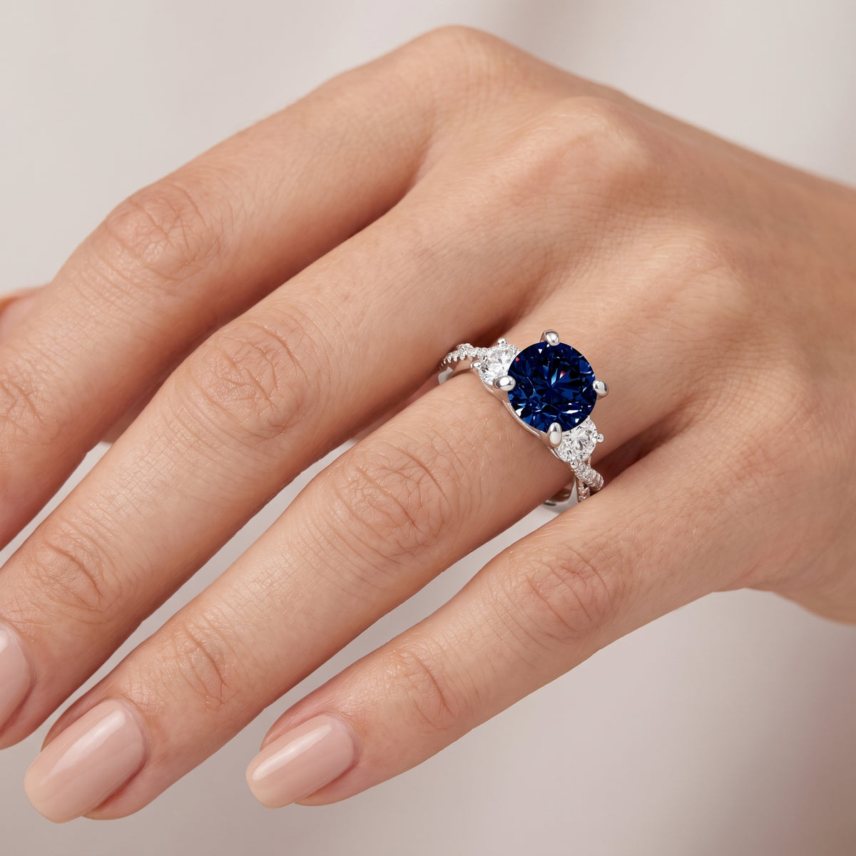_lifestyle_image@SKU:RG948-NCSR02000004W #metal_14k-white-gold+origin_lab-created