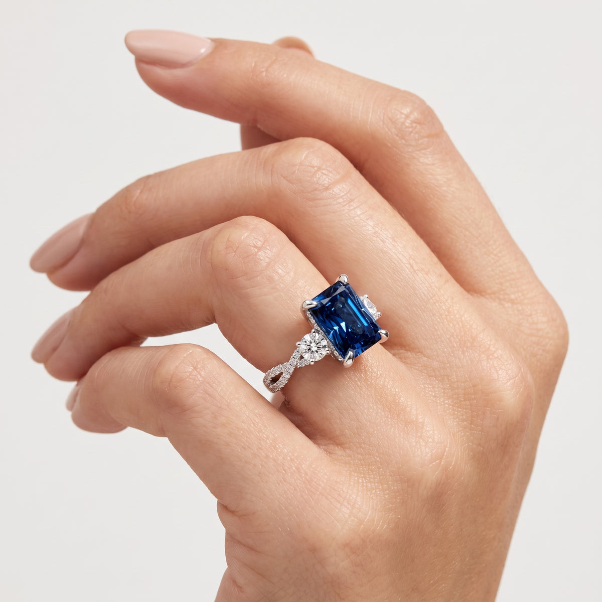 _lifestyle_image@SKU:RG948-NCST0300000PL #metal_platinum+origin_lab-created