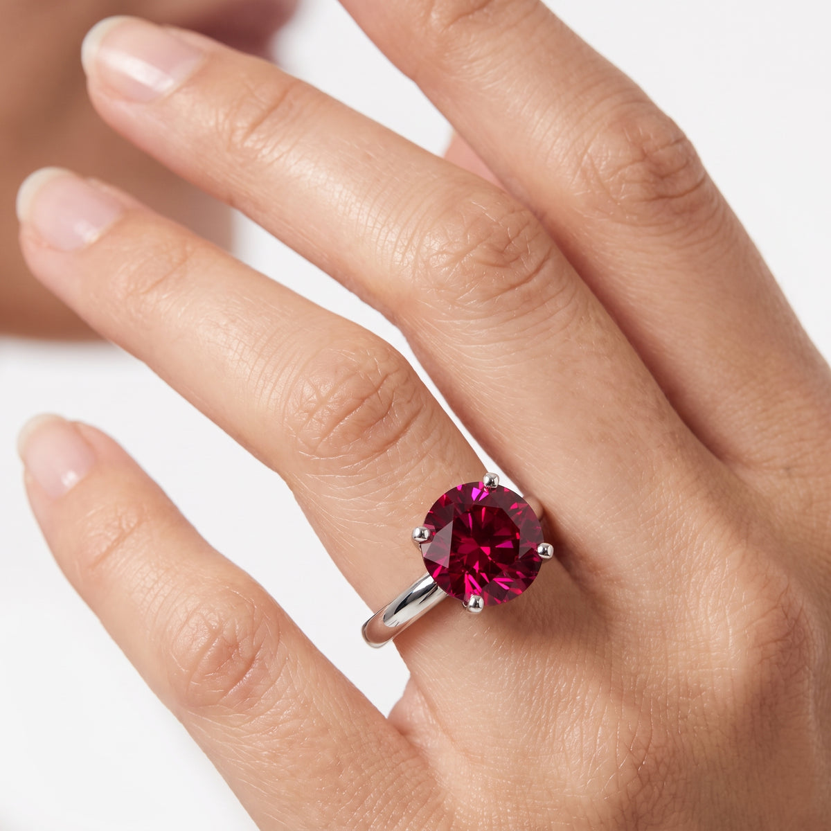 _lifestyle_image@SKU:RG952-LCRR02000004W #metal_10k-white-gold+origin_lab-created