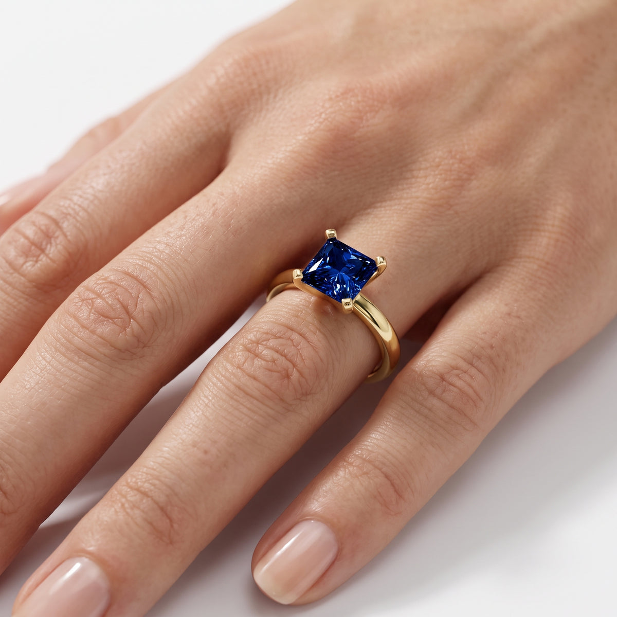 _lifestyle_image@SKU:RG952-LCSP02000004Y #metal_10k-yellow-gold+origin_lab-created