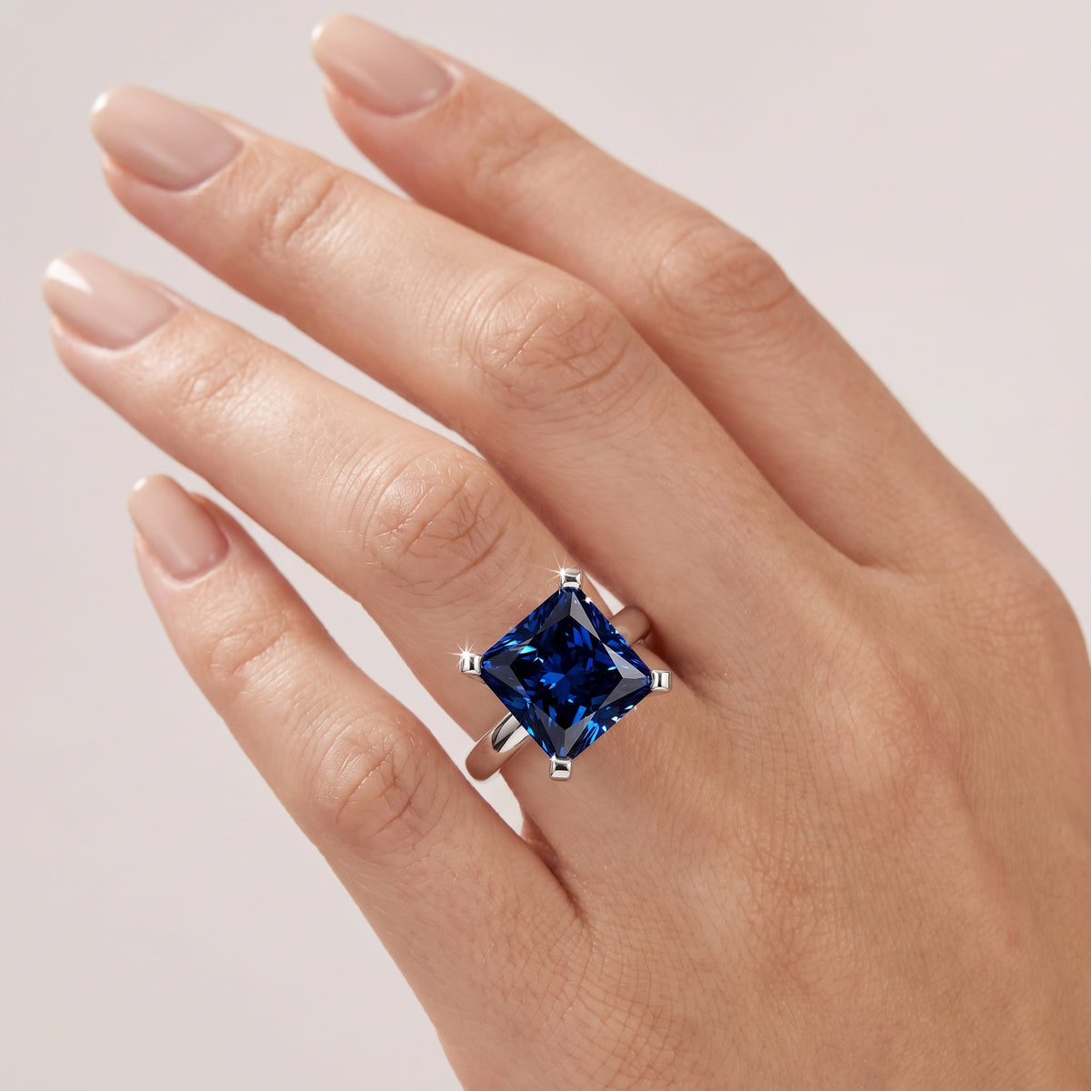 _lifestyle_image@SKU:RG952-LCSP03000004W #metal_10k-white-gold+origin_lab-created