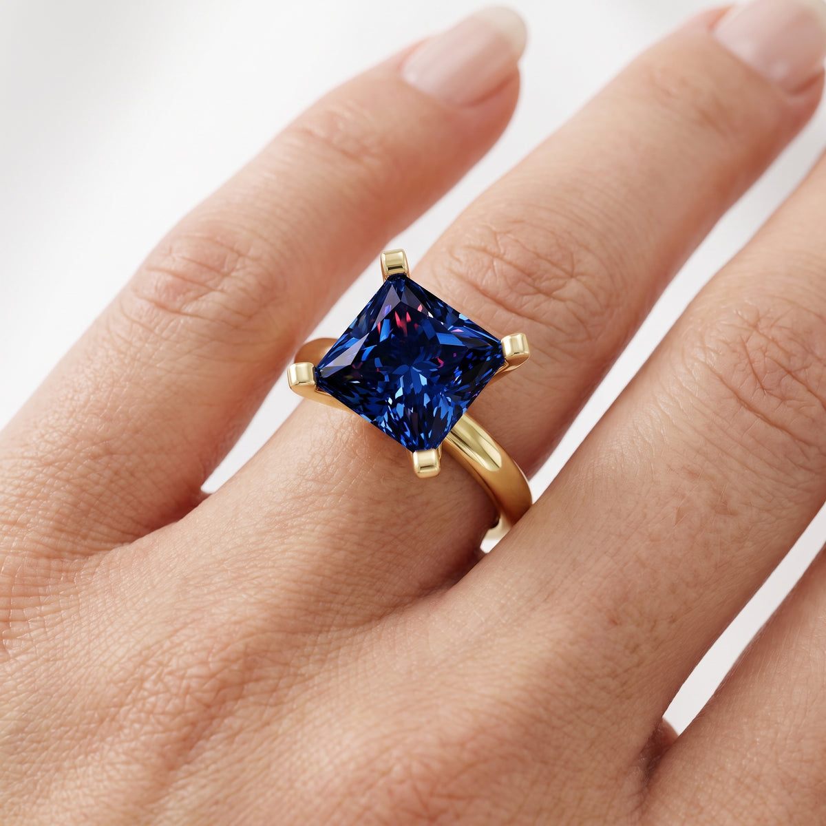 _lifestyle_image@SKU:RG952-LCSP04000004Y #metal_10k-yellow-gold+origin_lab-created