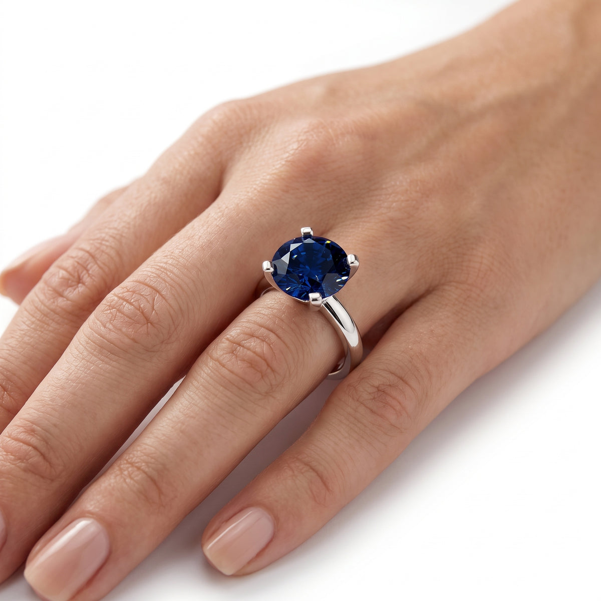 _lifestyle_image@SKU:RG952-LCSR04000004W #metal_10k-white-gold+origin_lab-created