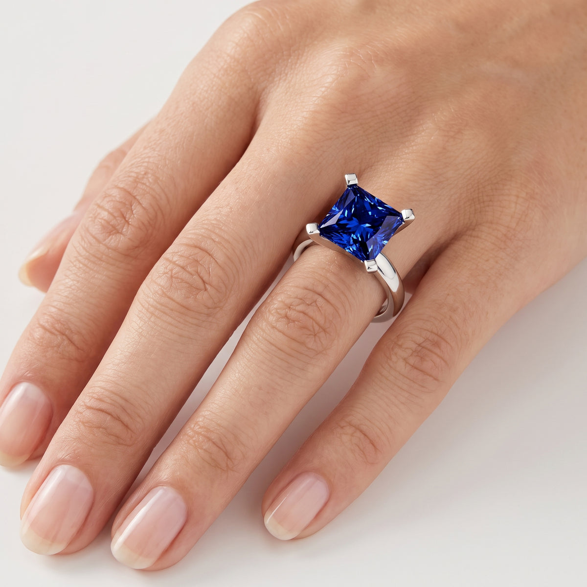 _lifestyle_image@SKU:RG952-NCSP04000004W #metal_14k-white-gold+origin_lab-created