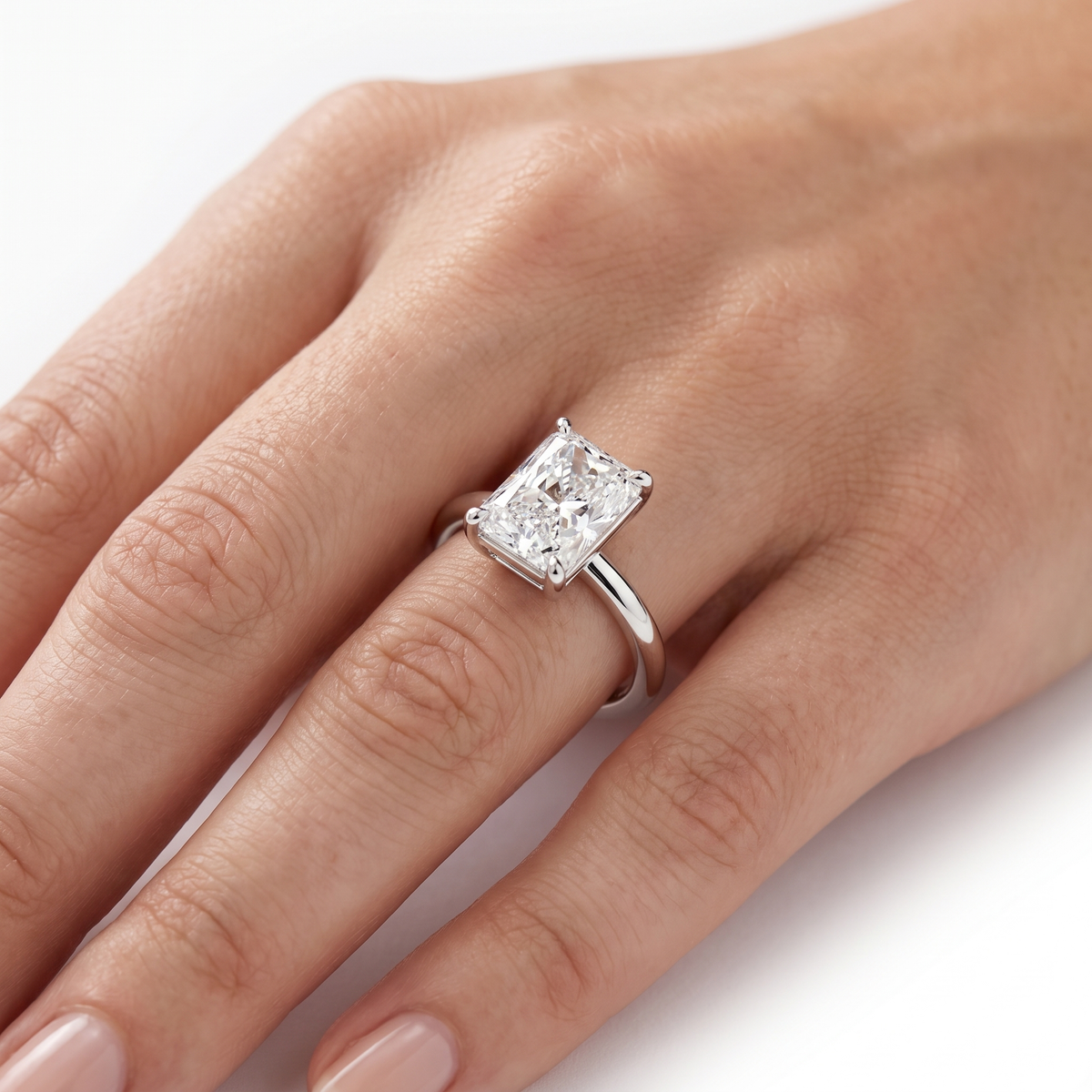 _lifestyle_image@SKU:R6828-NADT03000004W #metal_14k-white-gold+origin_lab-grown+quality_g-si