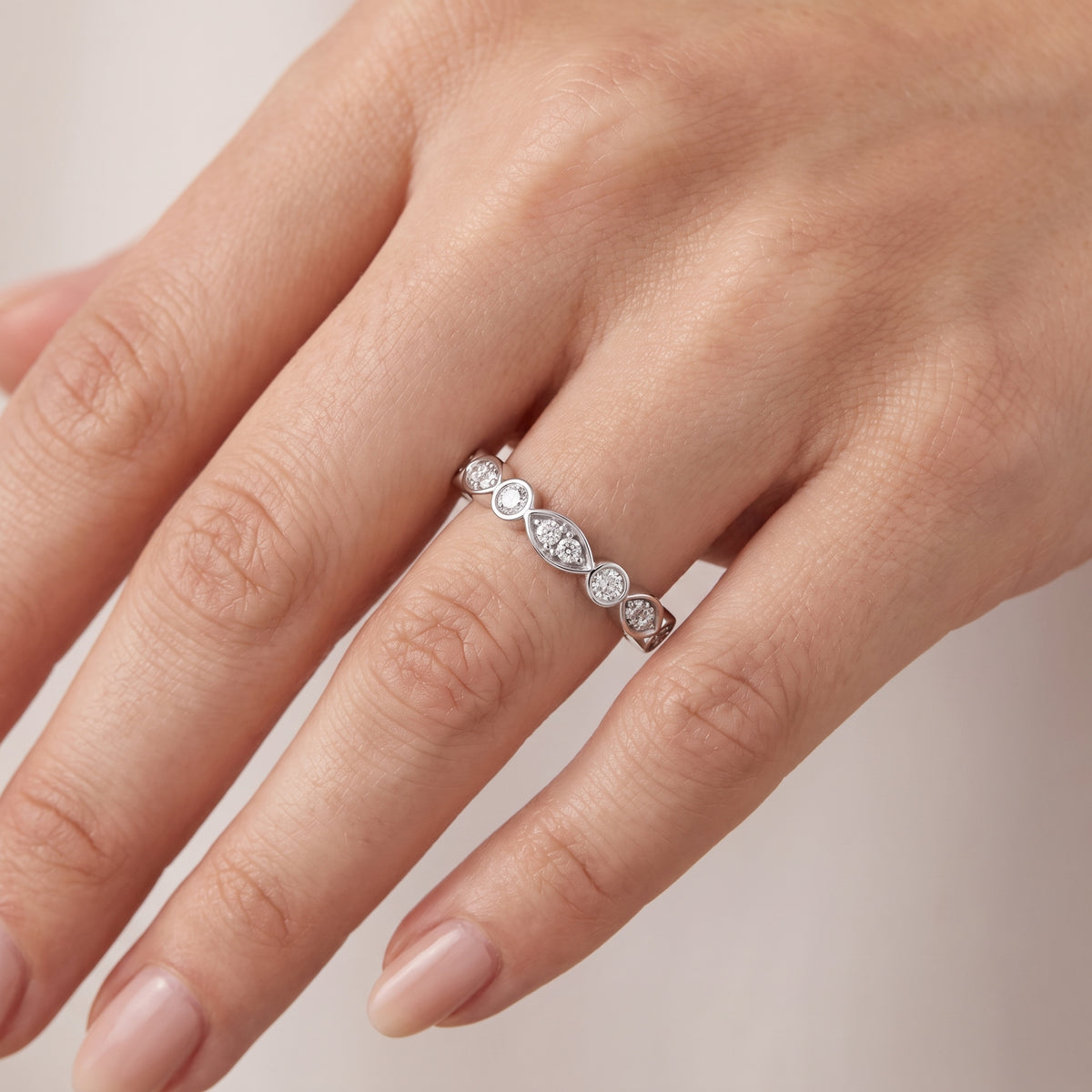 _lifestyle_image@SKU:T0545-LADR0036000DW #metal_silver+origin_lab-grown+quality_g-si