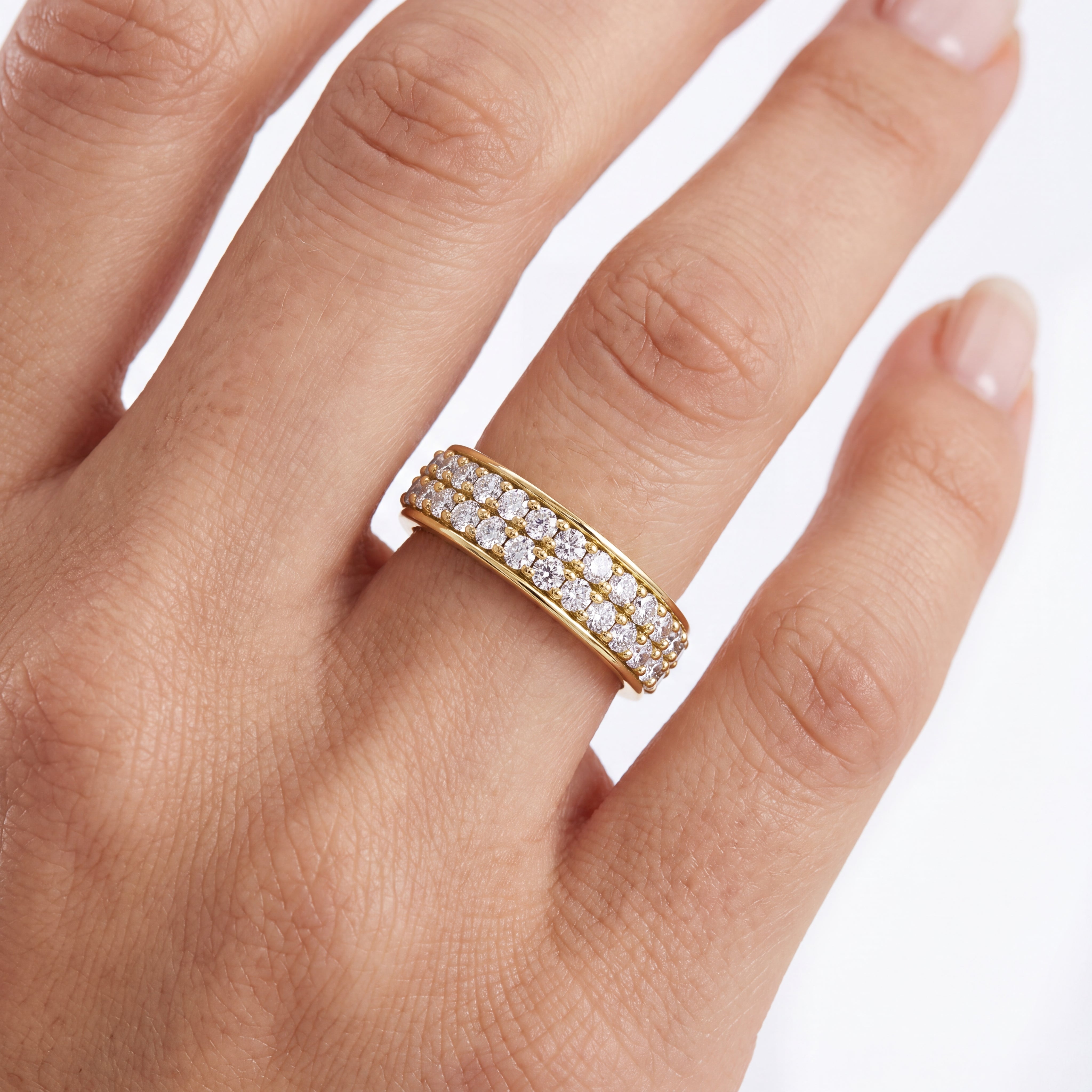 _lifestyle_image@SKU:T1129-LADR01000004Y #metal_10k-yellow-gold+origin_natural+quality_g-si