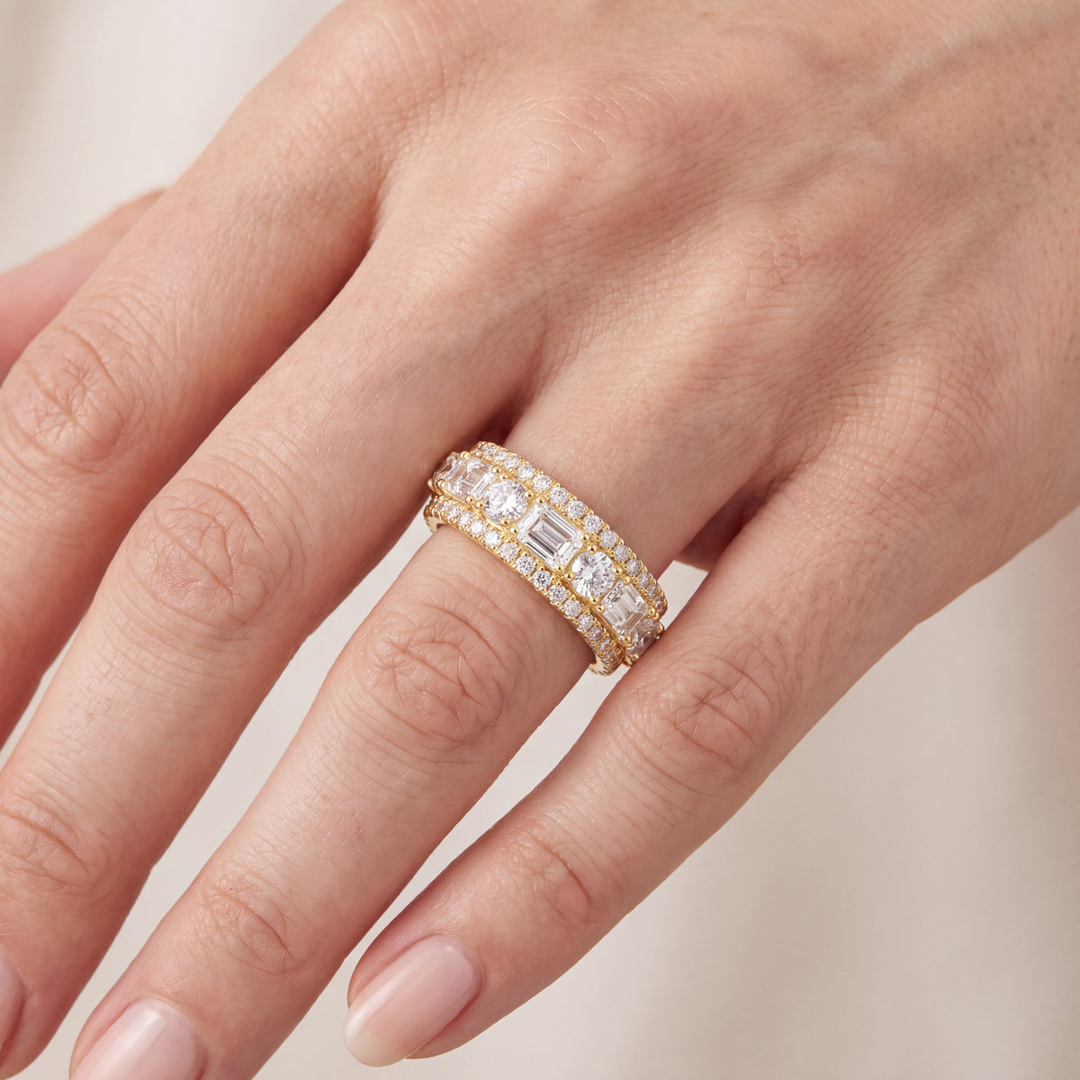 _lifestyle_image@SKU:T113C-NADE03040004Y #metal_14k-yellow-gold+origin_lab-grown+quality_ef-vs2+