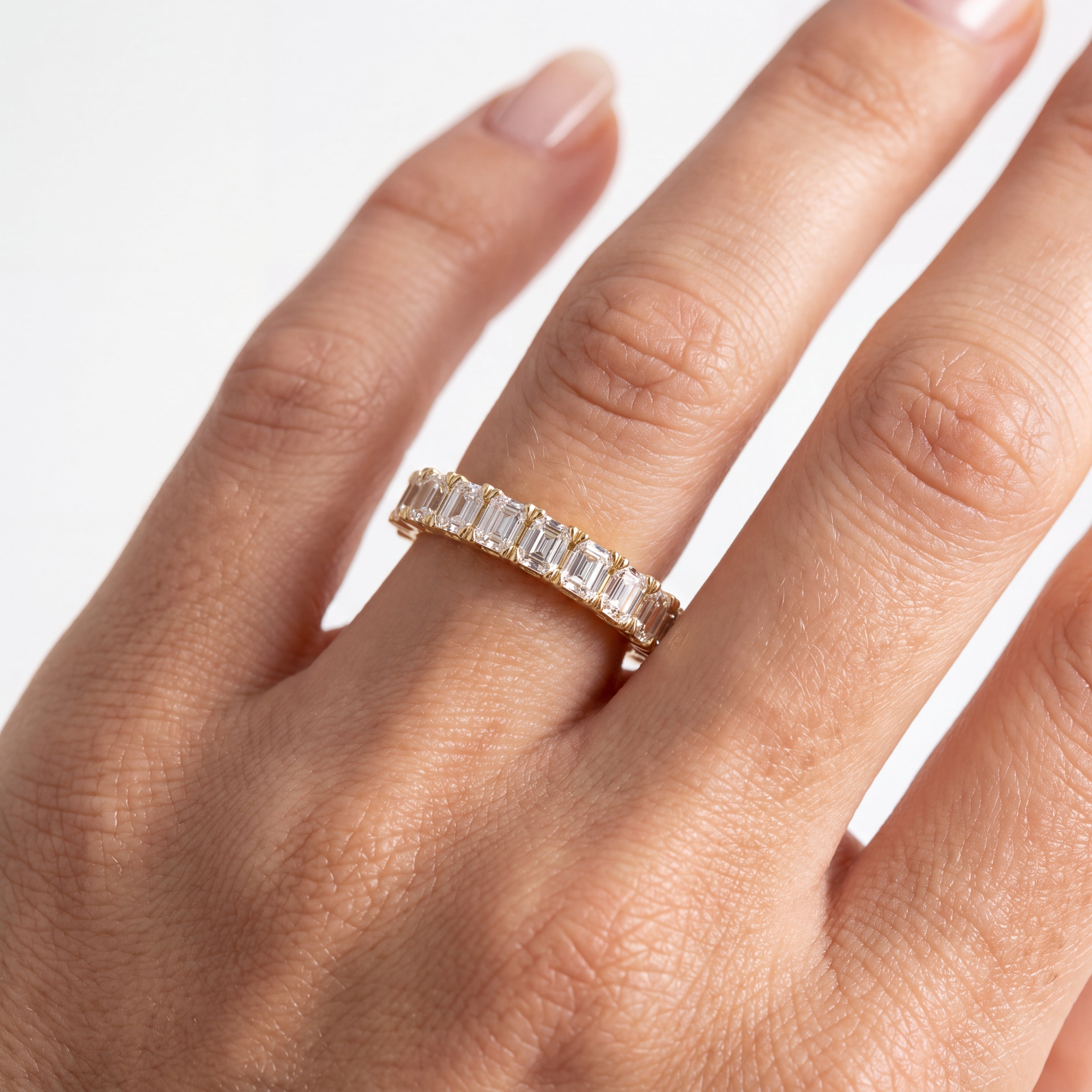_lifestyle_image@SKU:T1234-LADE01070004Y #metal_10k-yellow-gold+origin_lab-grown+quality_g-si