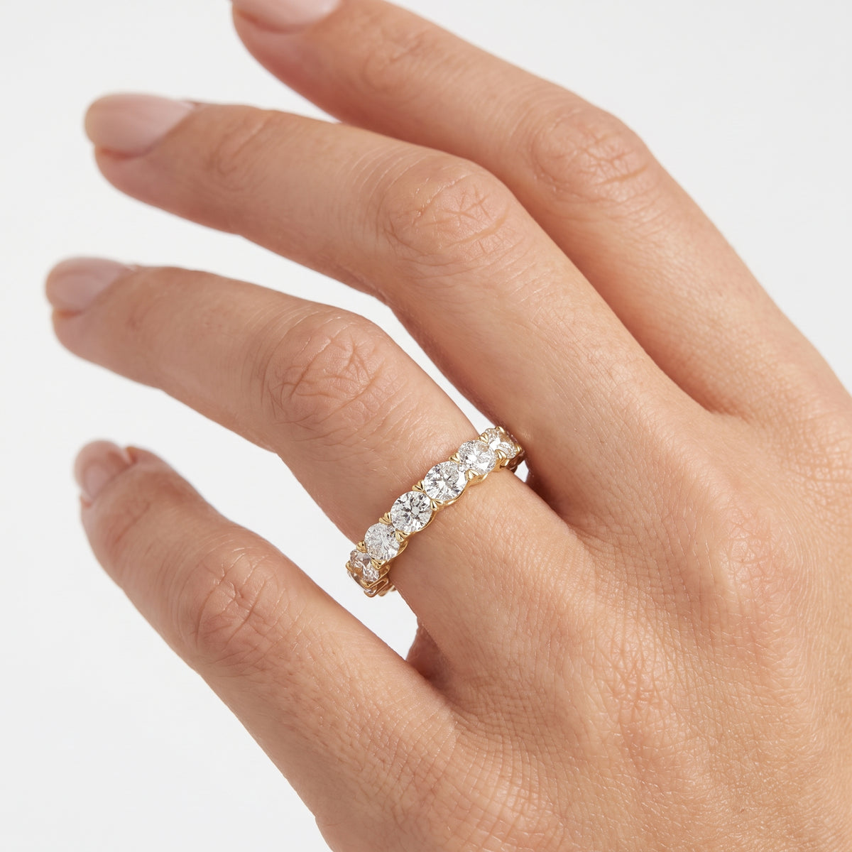 _lifestyle_image@SKU:T1235-LADO01060004Y #metal_10k-yellow-gold+origin_lab-grown+quality_g-si