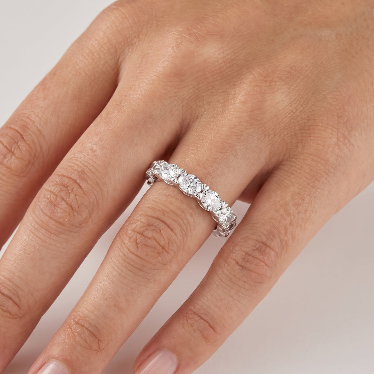_lifestyle_image@SKU:T1235-LADO02940004W #metal_10k-white-gold+origin_lab-grown+quality_g-si