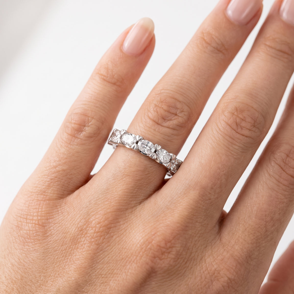_lifestyle_image@SKU:T1235-NADO0255000PL #metal_platinum+origin_lab-grown+quality_ef-vs2+