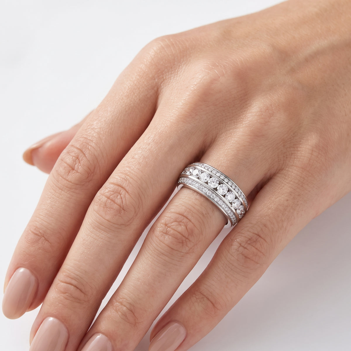 _lifestyle_image@SKU:T125S-LADR02000004W #metal_10k-white-gold+origin_lab-grown+quality_g-si