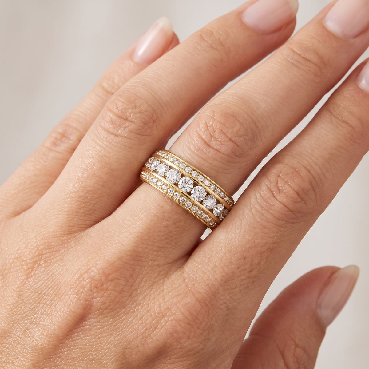 _lifestyle_image@SKU:T125S-LADR02250004Y #metal_10k-yellow-gold+origin_lab-grown+quality_g-si