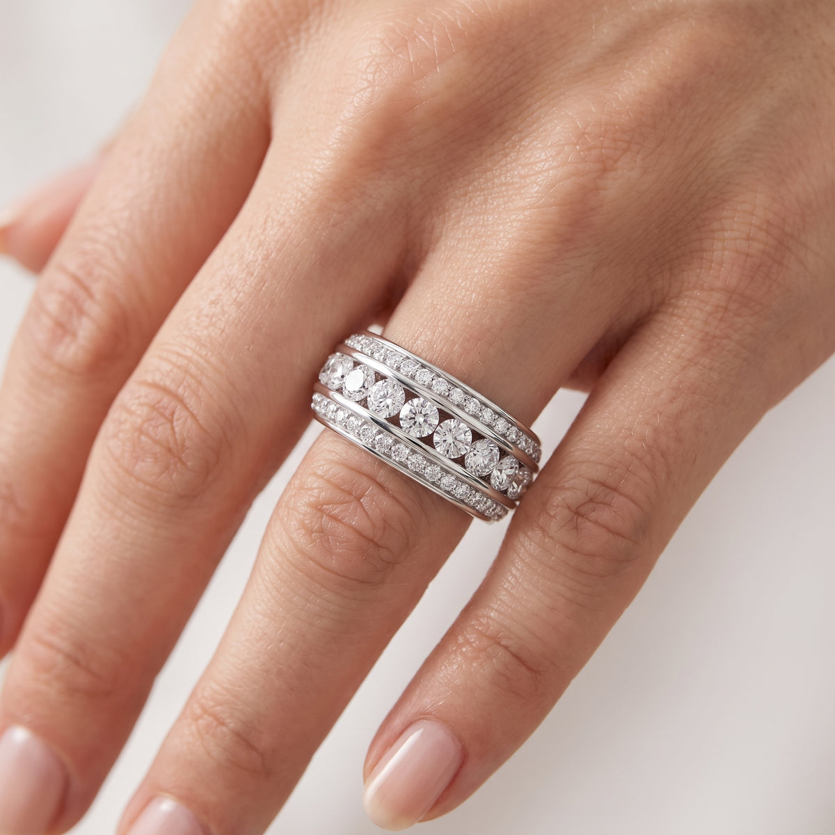 _lifestyle_image@SKU:T125S-LGDR02000004W #metal_14k-white-gold+origin_lab-grown+quality_ef-vs2+
