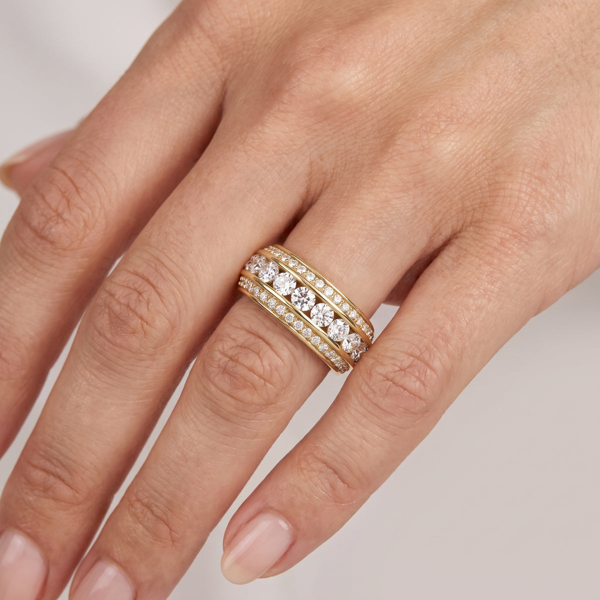 _lifestyle_image@SKU:T125S-LADR02000004Y #metal_10k-yellow-gold+origin_lab-grown+quality_g-si