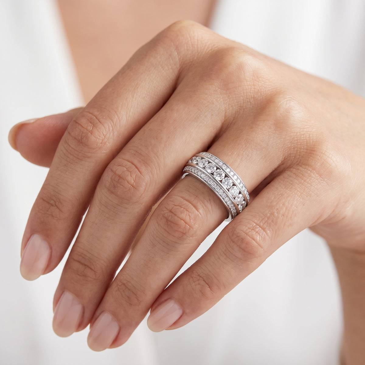 _lifestyle_image@SKU:T125S-LGDR02250004W #metal_14k-white-gold+origin_lab-grown+quality_ef-vs2+