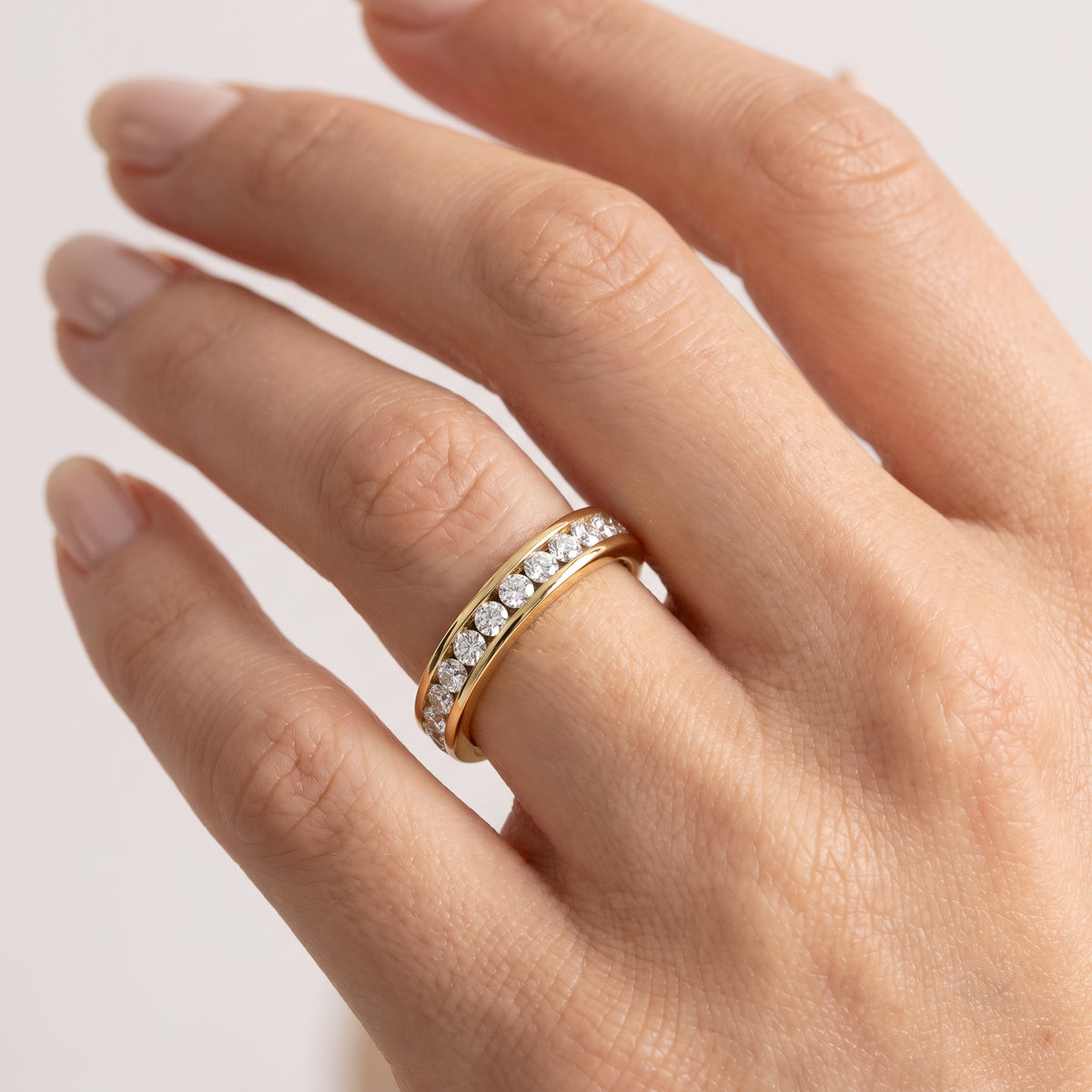 _lifestyle_image@SKU:T1450-LADR00510004Y #metal_10k-yellow-gold+origin_lab-grown+quality_g-si