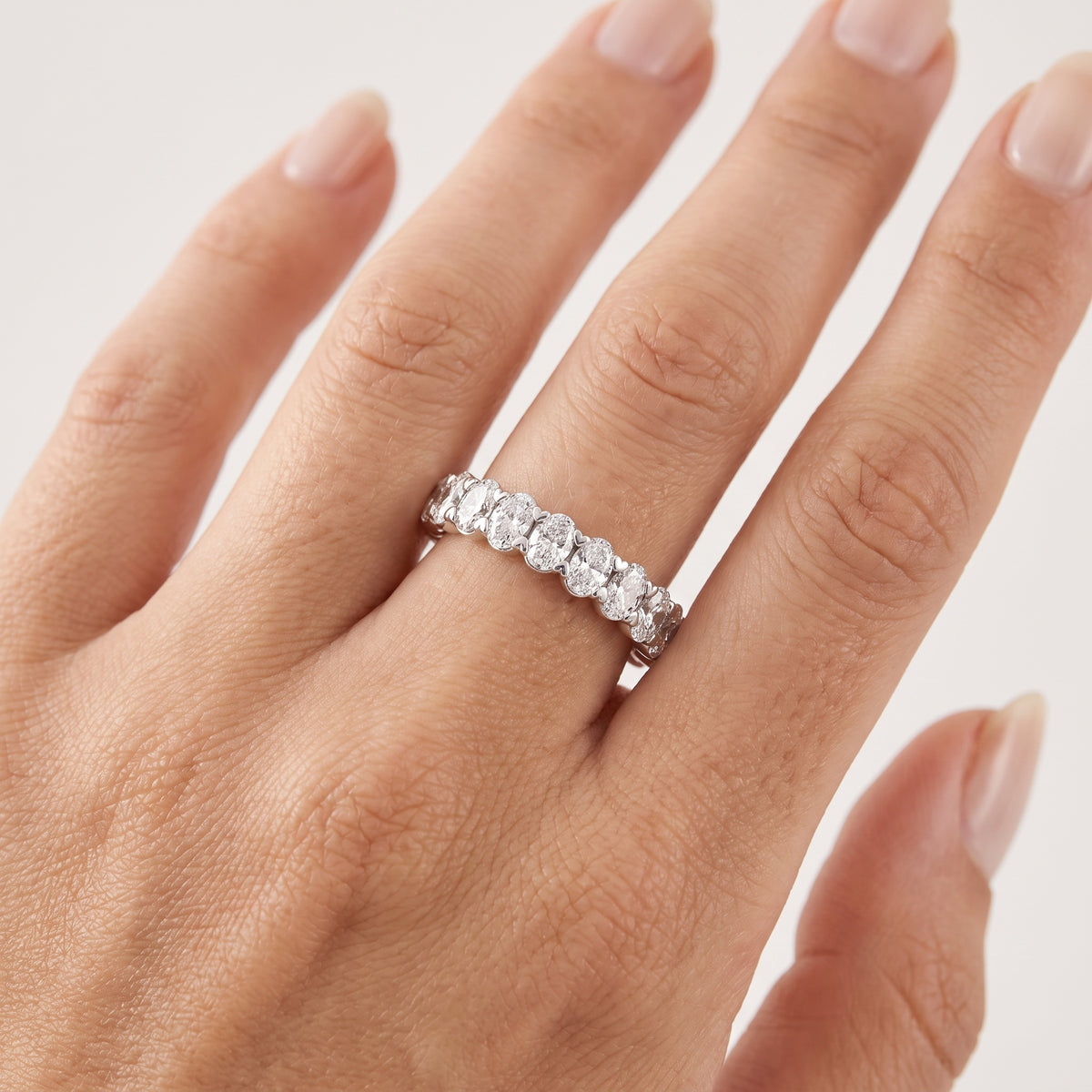 _lifestyle_image@SKU:T1731-LADO02050004W #metal_10k-white-gold+origin_lab-grown+quality_g-si