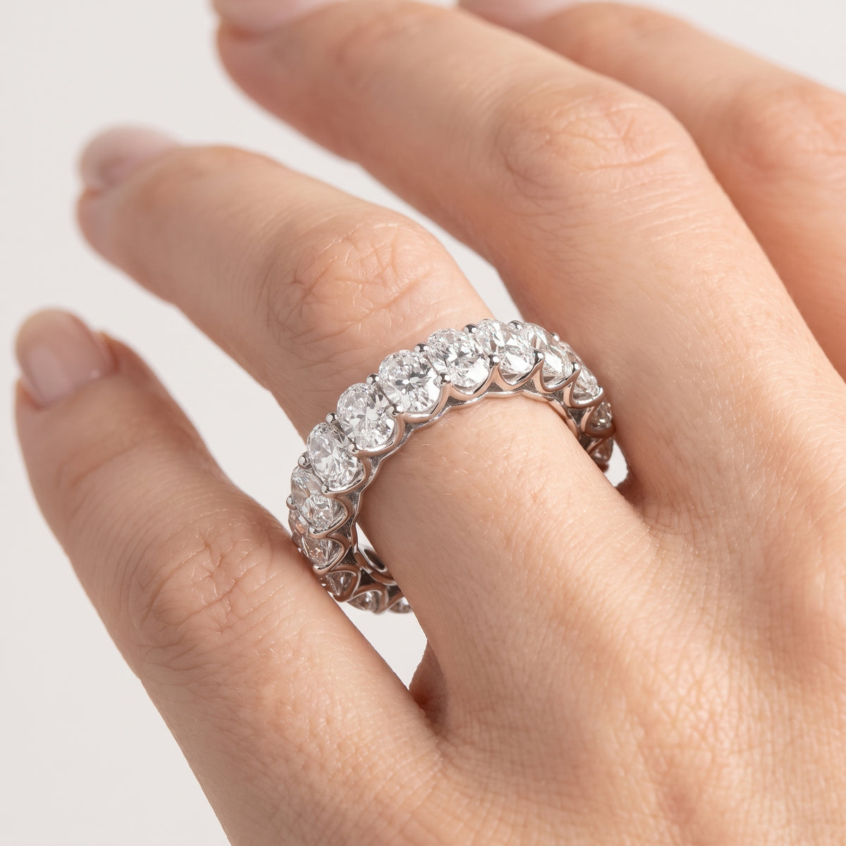 _lifestyle_image@SKU:T1731-LADO03000004W #metal_10k-white-gold+origin_lab-grown+quality_g-si