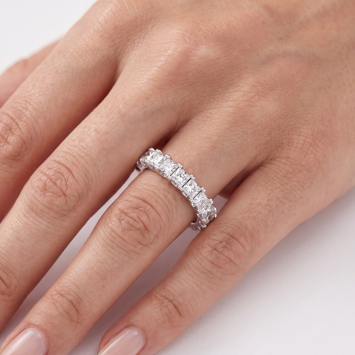 _lifestyle_image@SKU:T1731-LADP02030004W #metal_10k-white-gold+origin_lab-grown+quality_g-si