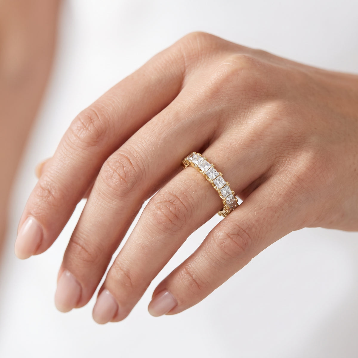 _lifestyle_image@SKU:T1731-LADP02030004Y #metal_10k-yellow-gold+origin_lab-grown+quality_g-si