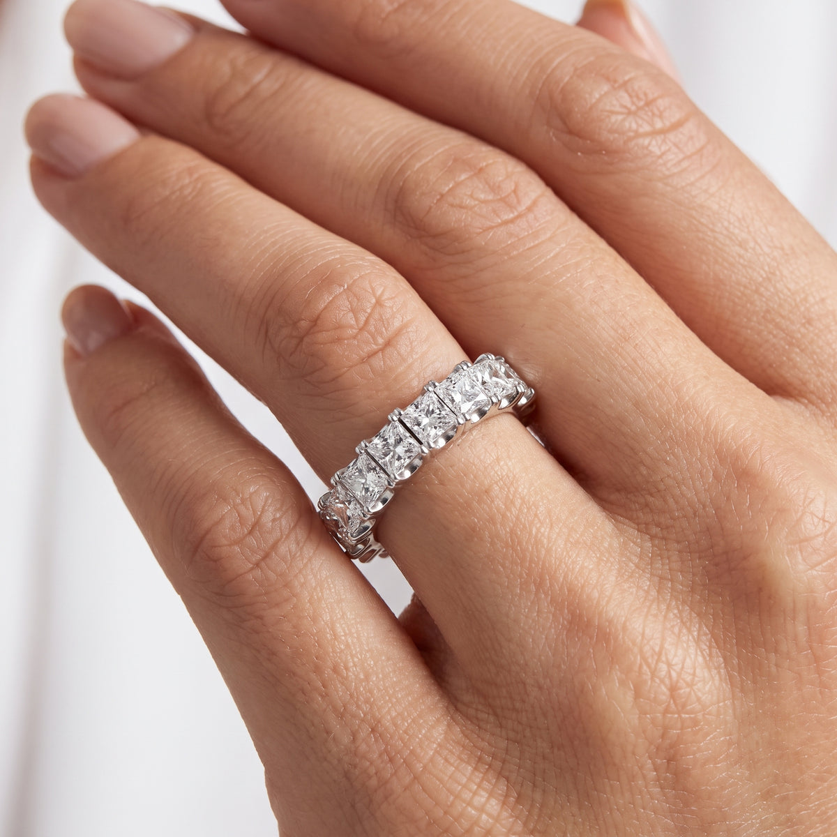 _lifestyle_image@SKU:T1731-LADP02970004W #metal_10k-white-gold+origin_lab-grown+quality_g-si