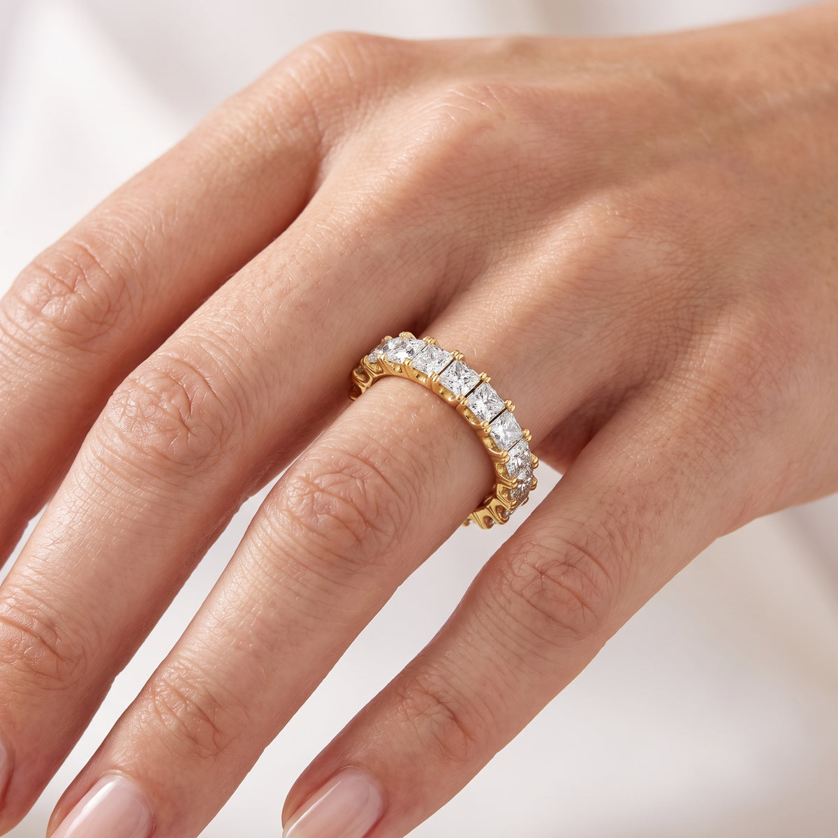 _lifestyle_image@SKU:T1731-LADP02970004Y #metal_10k-yellow-gold+origin_lab-grown+quality_g-si
