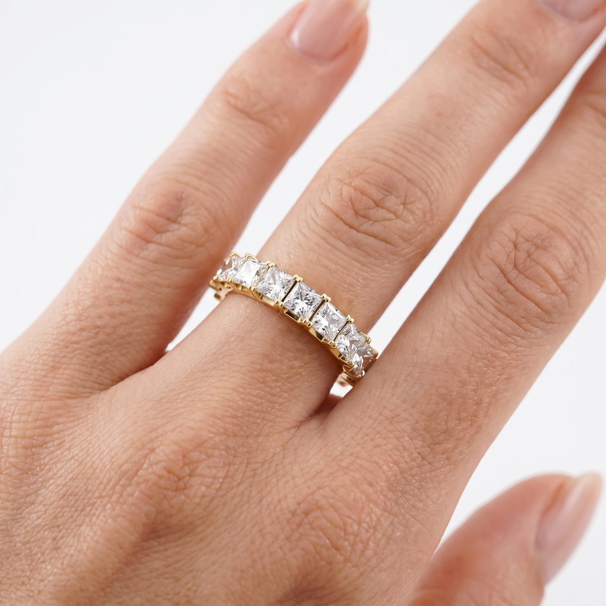 _lifestyle_image@SKU:T1731-LADP04000004Y #metal_10k-yellow-gold+origin_lab-grown+quality_g-si