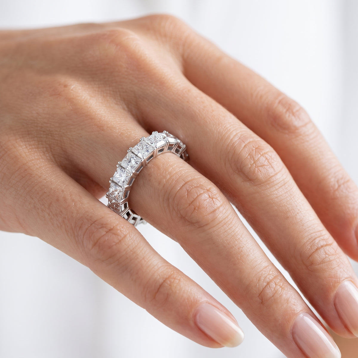_lifestyle_image@SKU:T1731-LADP0400000DW #metal_silver+origin_lab-grown+quality_g-si