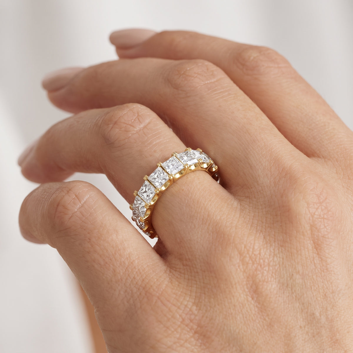 _lifestyle_image@SKU:T1731-LADP05030004Y #metal_10k-yellow-gold+origin_lab-grown+quality_g-si