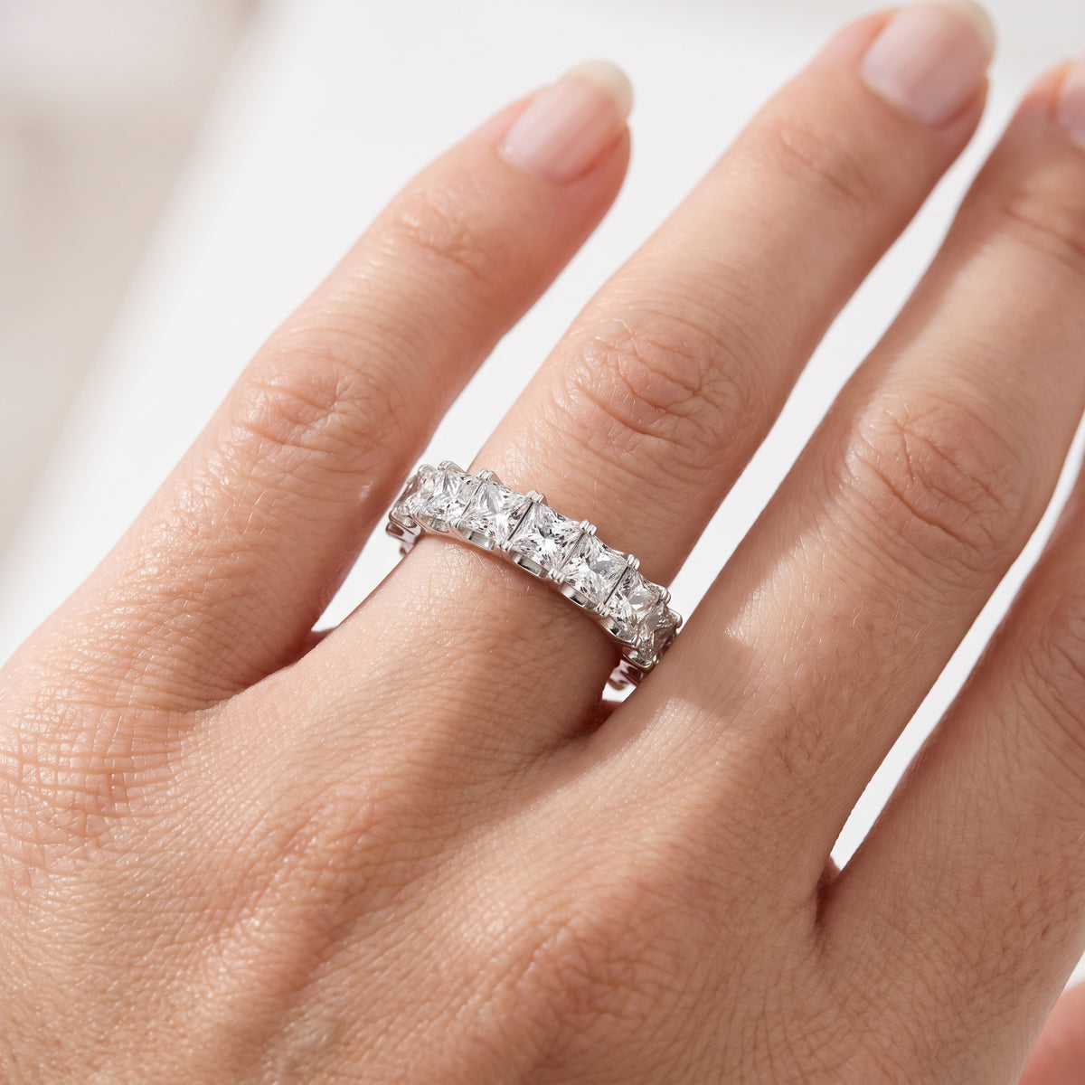 _lifestyle_image@SKU:T1731-LADP0503000DW #metal_silver+origin_lab-grown+quality_g-si