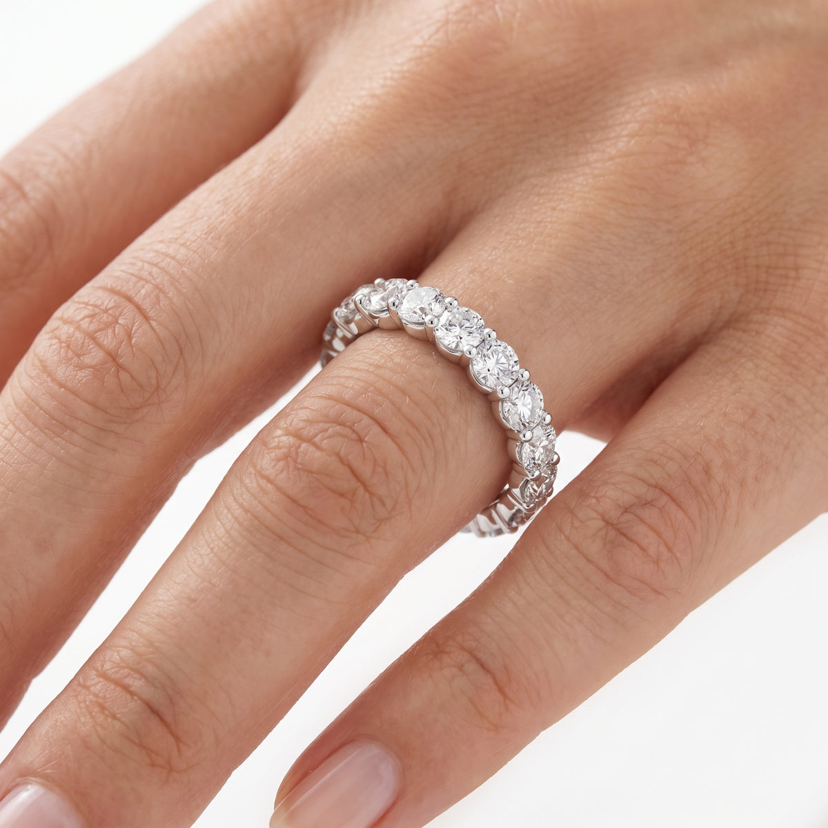 _lifestyle_image@SKU:T1731-LADR03040004W #metal_10k-white-gold+origin_lab-grown+quality_g-si