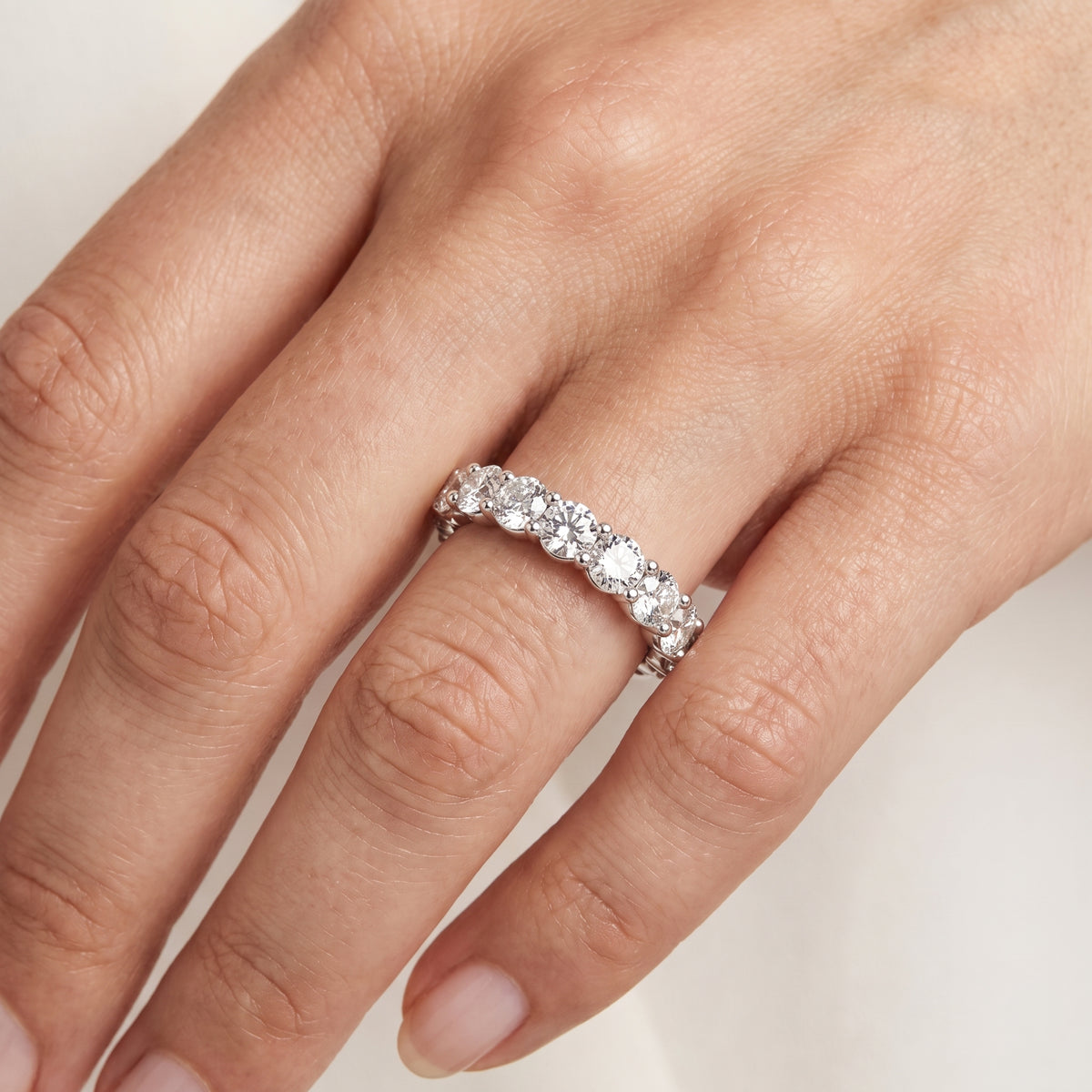 _lifestyle_image@SKU:T1731-LADR0304000DW #metal_silver+origin_lab-grown+quality_g-si