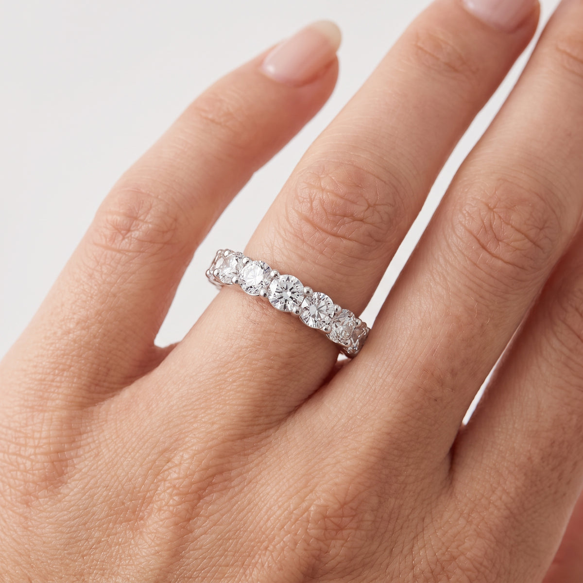 _lifestyle_image@SKU:T1731-LADR04080004W #metal_10k-white-gold+origin_lab-grown+quality_g-si
