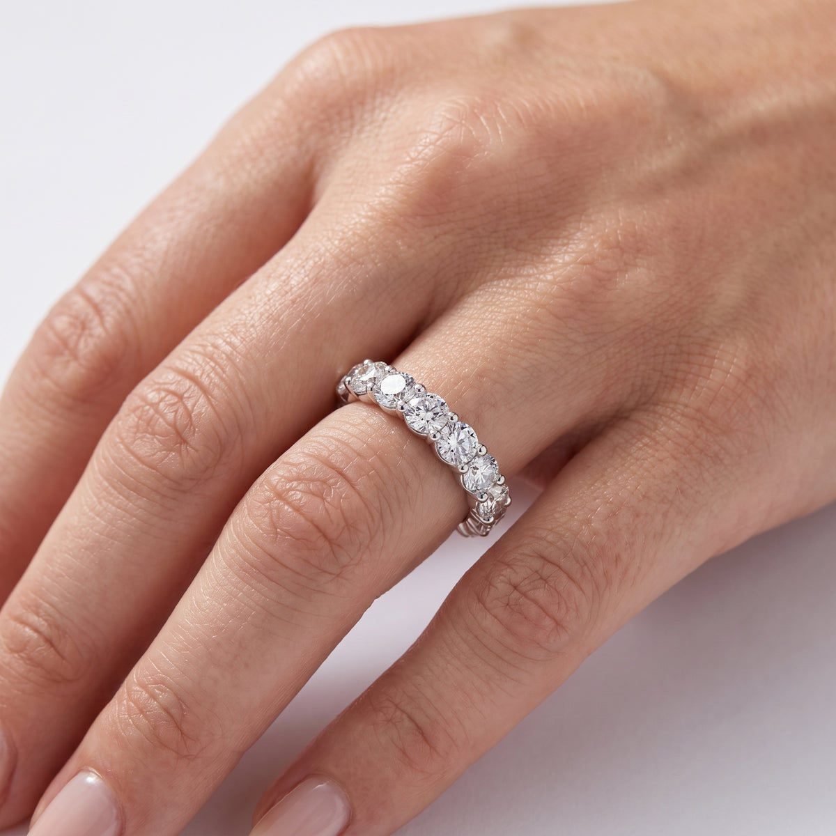 _lifestyle_image@SKU:T1731-LADR0408000DW #metal_silver+origin_lab-grown+quality_g-si