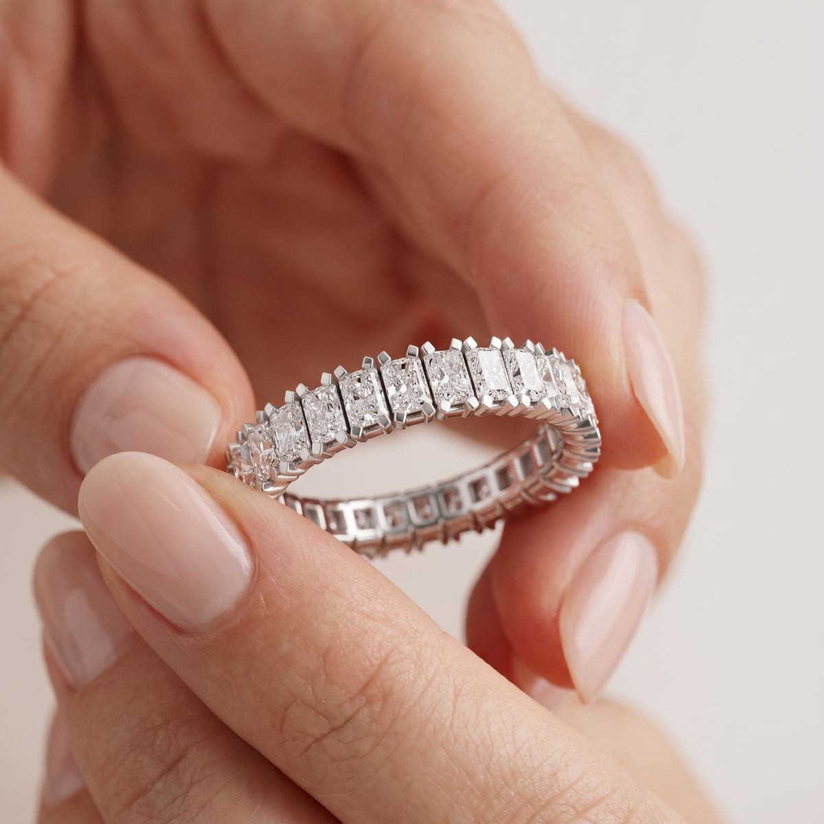 _lifestyle_image@SKU:T1731-LADT02030004W #metal_10k-white-gold+origin_lab-grown+quality_g-si