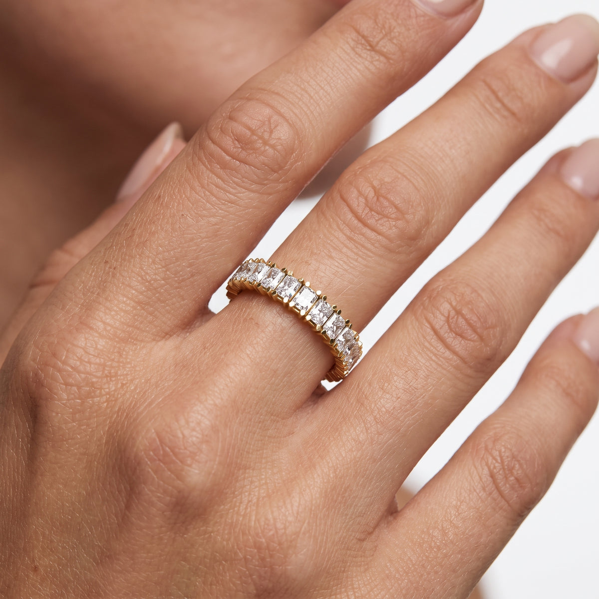 _lifestyle_image@SKU:T1731-LADT02030004Y #metal_10k-yellow-gold+origin_lab-grown+quality_g-si