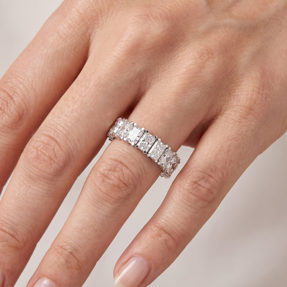 _lifestyle_image@SKU:T1731-LADT02990004W #metal_10k-white-gold+origin_lab-grown+quality_g-si