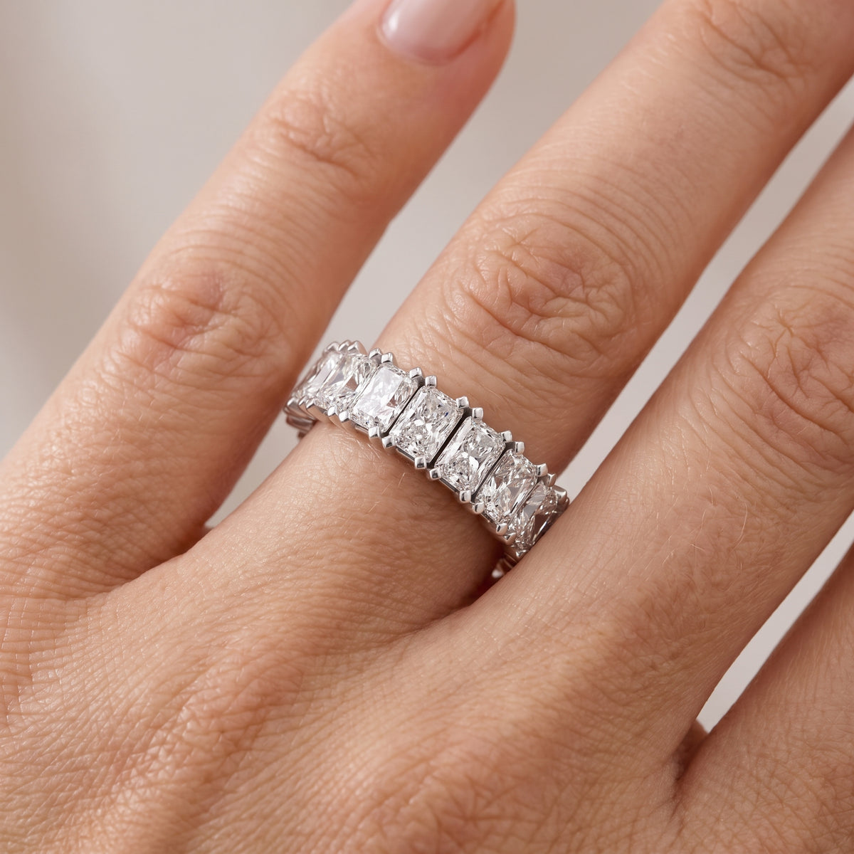 _lifestyle_image@SKU:T1731-LADT03990004W #metal_10k-white-gold+origin_lab-grown+quality_g-si