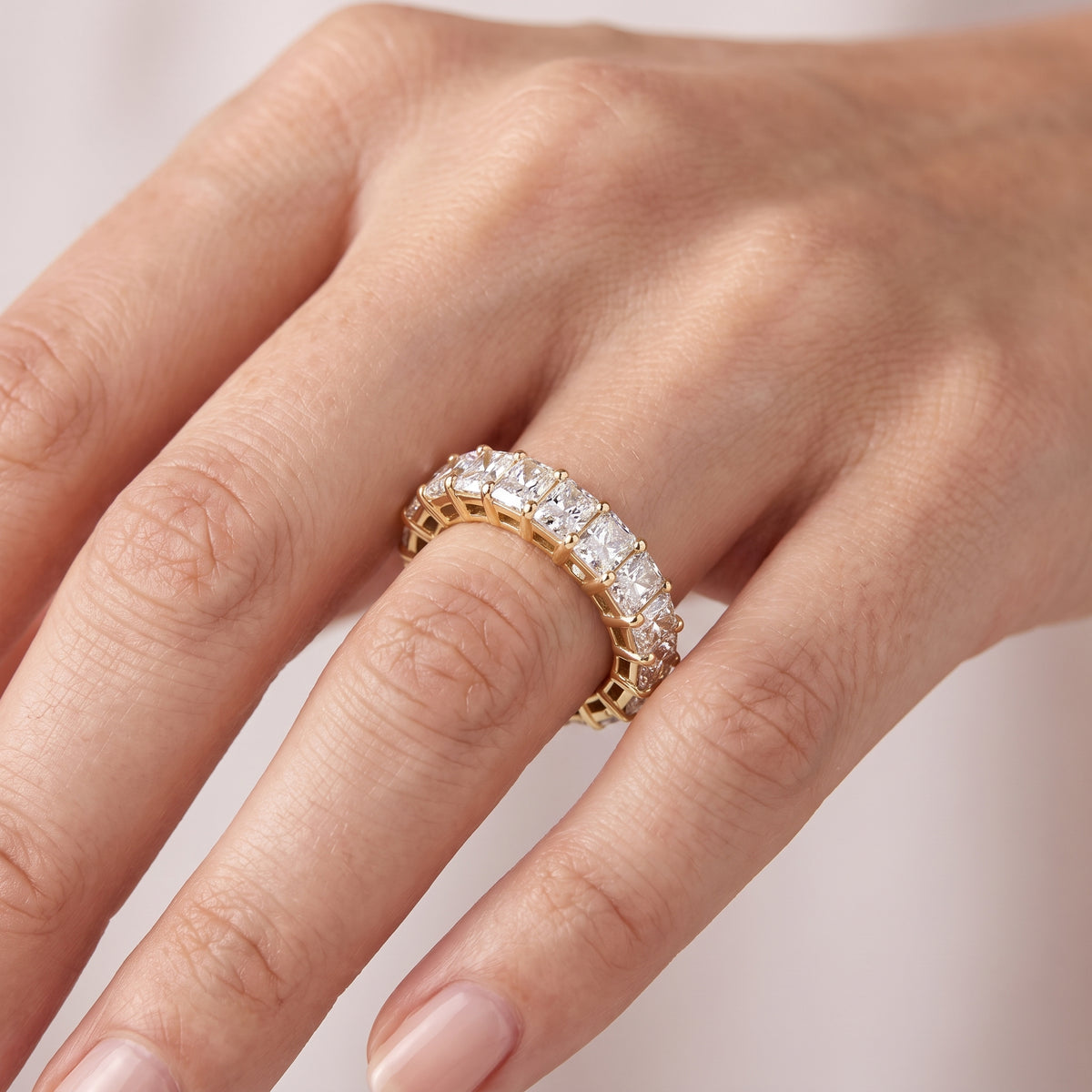 _lifestyle_image@SKU:T1731-LADT03990004Y #metal_10k-yellow-gold+origin_lab-grown+quality_g-si