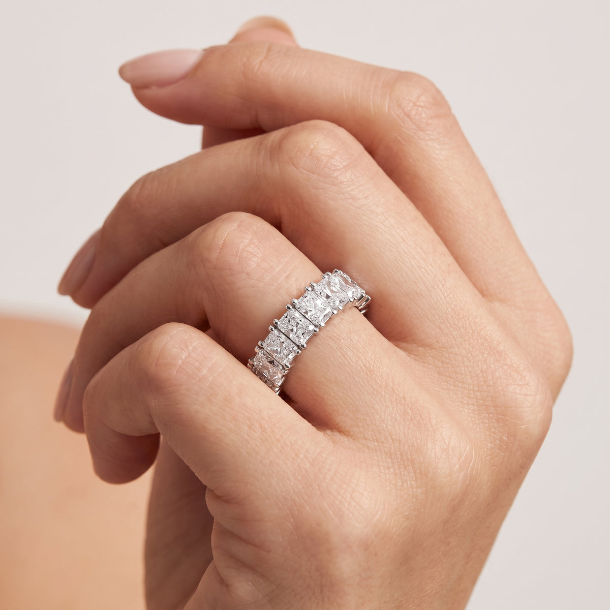 _lifestyle_image@SKU:T1731-LADT05040004W #metal_10k-white-gold+origin_lab-grown+quality_g-si