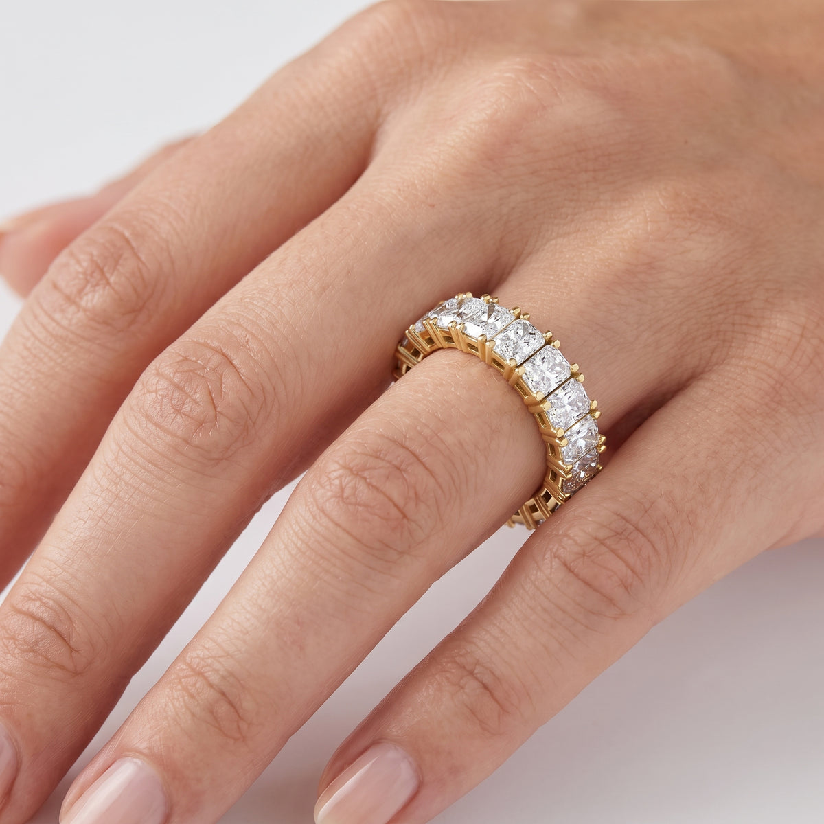 _lifestyle_image@SKU:T1731-LADT05040004Y #metal_10k-yellow-gold+origin_lab-grown+quality_g-si