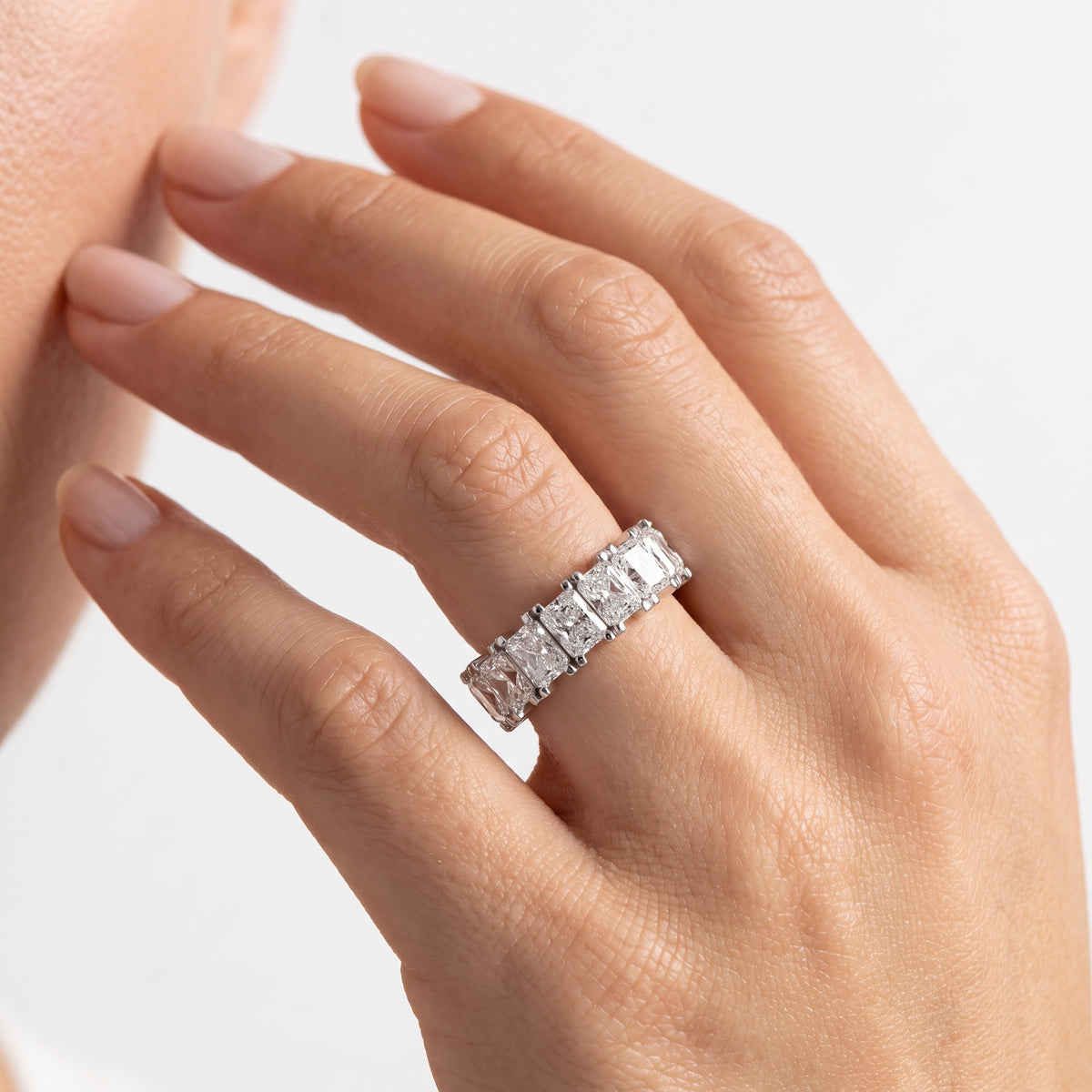 _lifestyle_image@SKU:T1731-LADT0504000DW #metal_silver+origin_lab-grown+quality_g-si