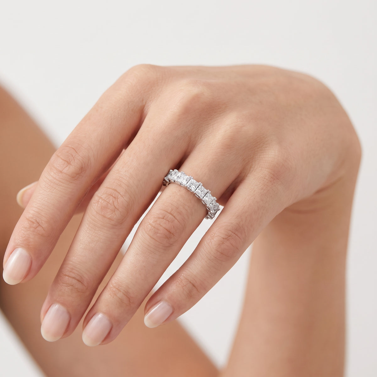 _lifestyle_image@SKU:T1731-NADP02970004W #metal_14k-white-gold+origin_lab-grown+quality_ef-vs2+