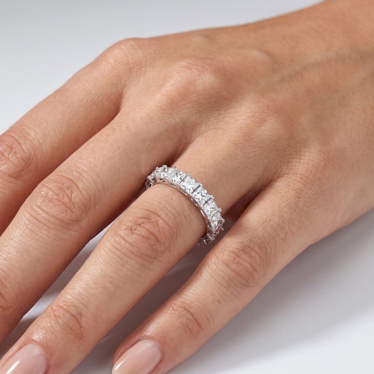 _lifestyle_image@SKU:T1731-NADP0400000PL #metal_platinum+origin_lab-grown+quality_ef-vs2+