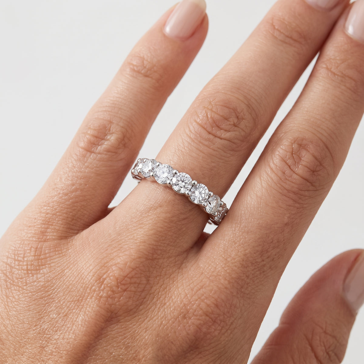 _lifestyle_image@SKU:T1731-NADR0304000PL #metal_platinum+origin_lab-grown+quality_ef-vs2+