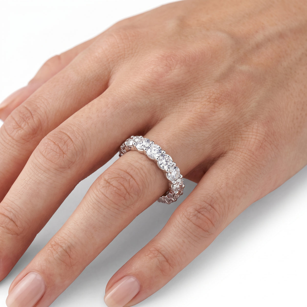 _lifestyle_image@SKU:T1731-NADR0408000PL #metal_platinum+origin_lab-grown+quality_ef-vs2+